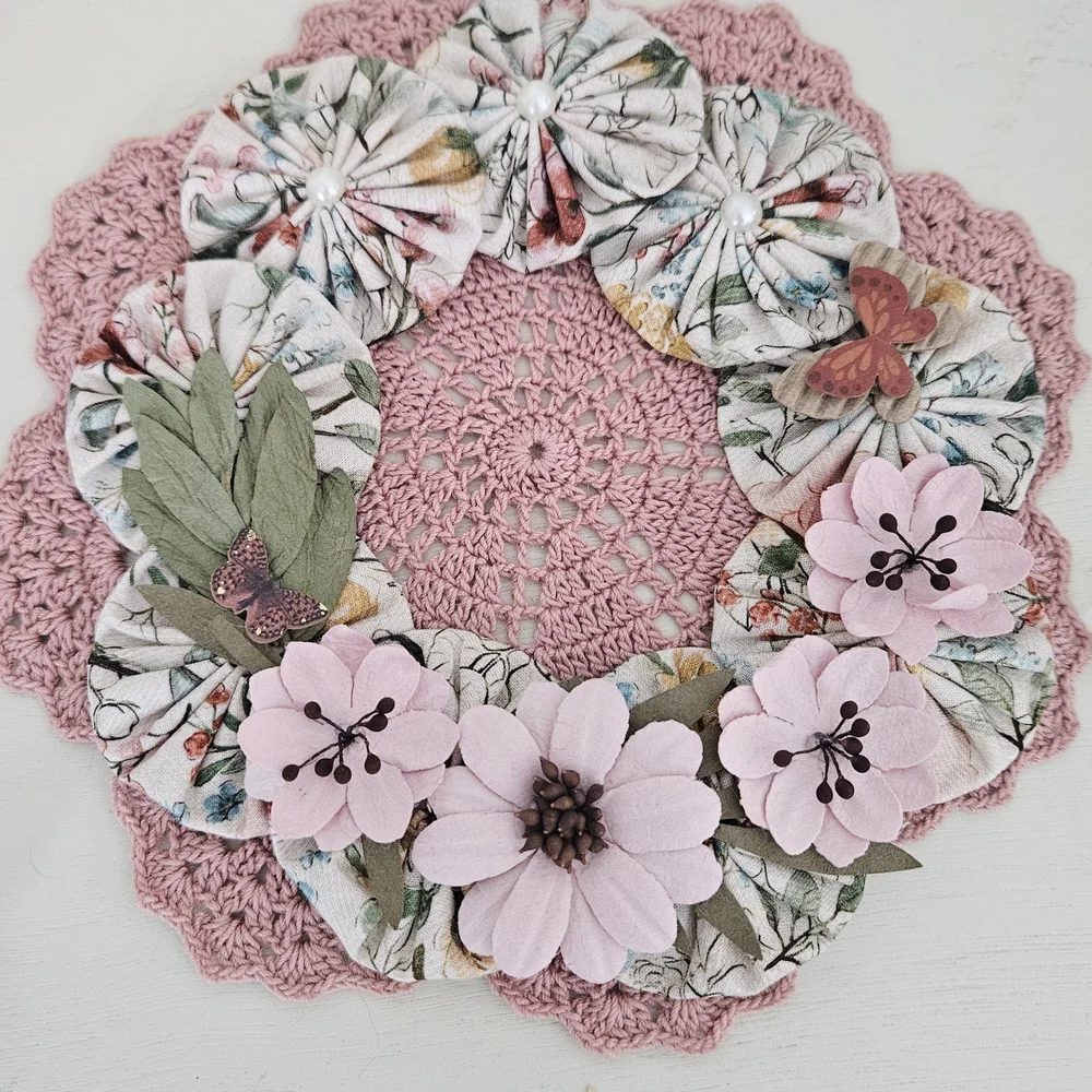 Hand Sewn Fabric Yo Yos  Set of 36 With Red,  Cream With Tea Roses , Botanical - Picture 11 of 13